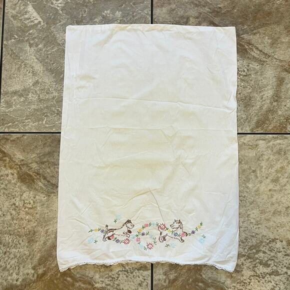 Vintage Embroidered Pillowcase Dogs Floral Garland Lace Trim Whimsical Decor - Picture 3 of 9